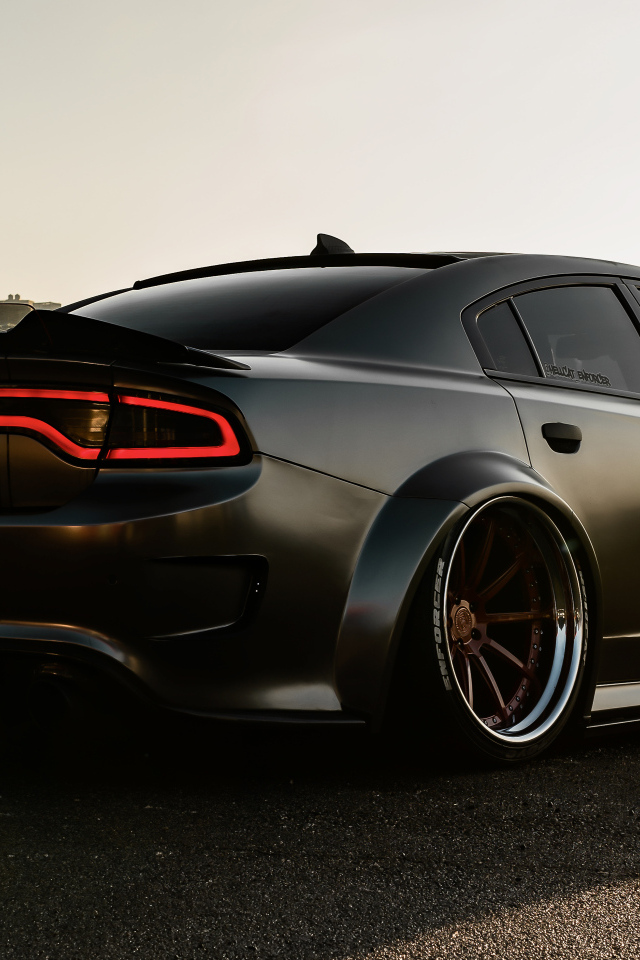 Черный автомобиль Dodge Charger Hellcat Enforcer  вид сзади