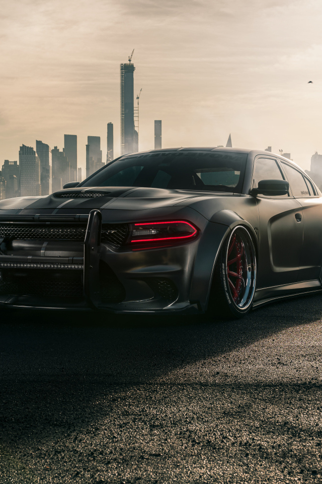 Автомобиль Dodge Charger Hellcat Enforcer на фоне города