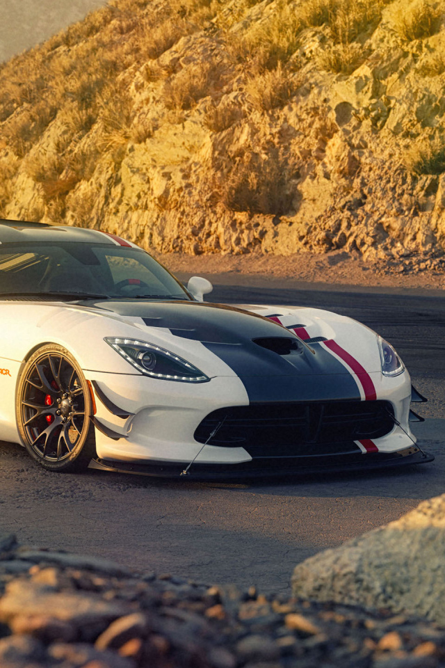 Автомобиль Dodge Viper ACR в горах