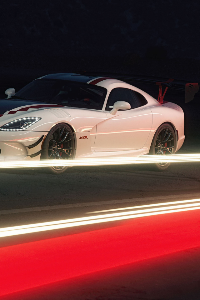 Автомобиль Dodge Viper ACR на гоночной трассе