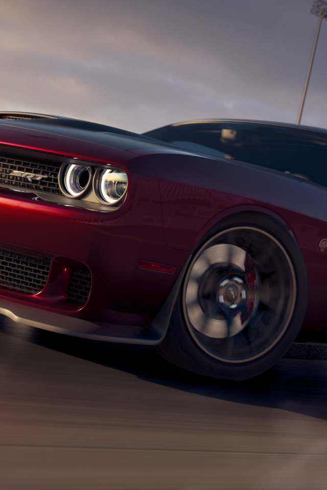 Красный Dodge Challenger SRT Hellcat на трассе