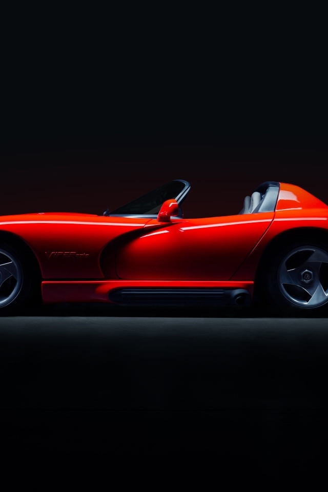 Красный Dodge Viper RT10 на черном фоне