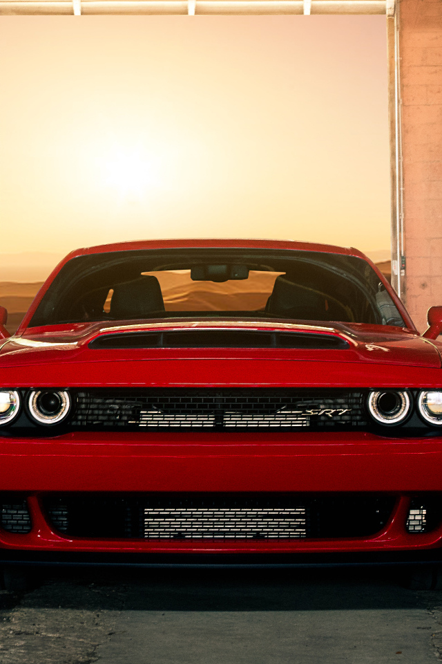 Красный автомобиль Dodge Challenger SRT Demon в гараже