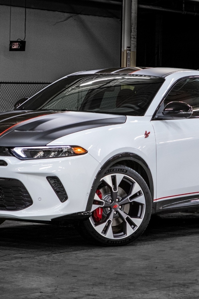 Белый автомобиль Dodge Hornet RT GLH