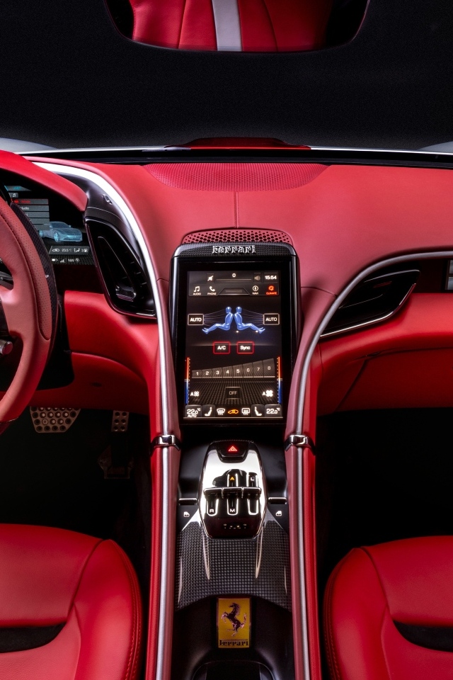 Красный кожаный салон автомобиля Ferrari Roma 30th Anniversary 2023 года