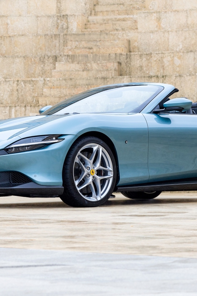 Кабриолет Ferrari Roma Spider 2023 года