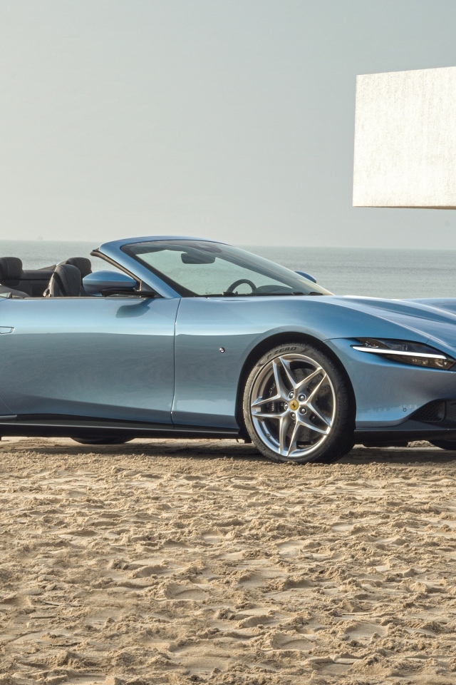 Автомобиль Ferrari Roma Spider 2023 года стоит на песке