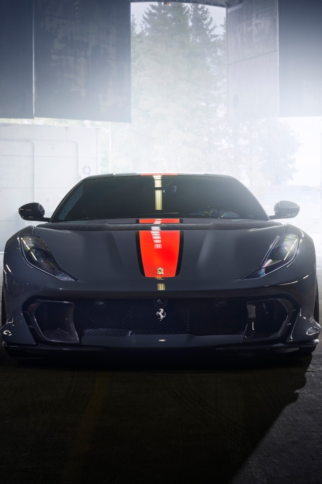 Красивый автомобиль Ferrari 812 вид спереди