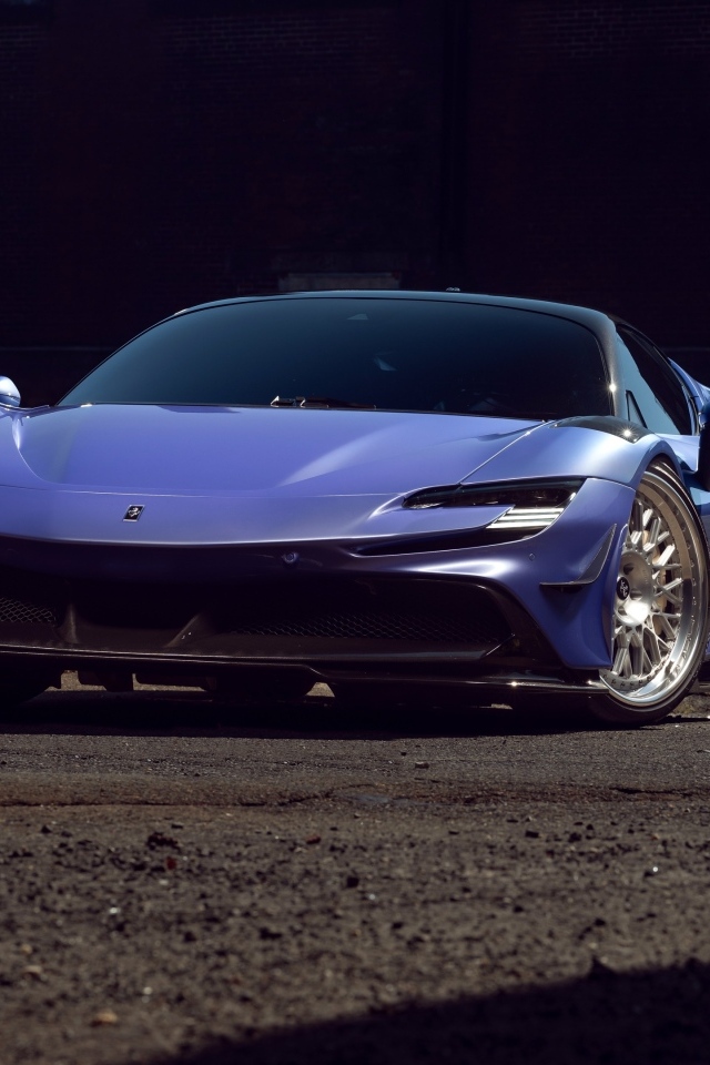 Синий автомобиль Ferrari SF90 Spider вид спереди