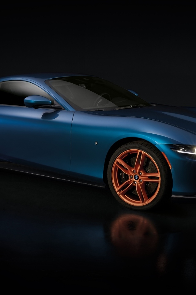 Синий автомобиль Ferrari Roma Tailor на черном фоне