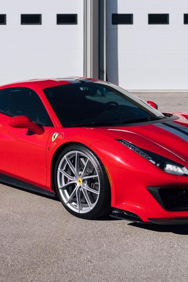 Дорогой красный автомобиль Ferrari 488 Pista