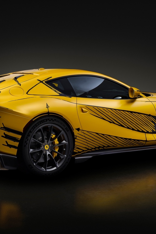 Дорогой спортивный автомобиль Ferrari 812 вид сзади