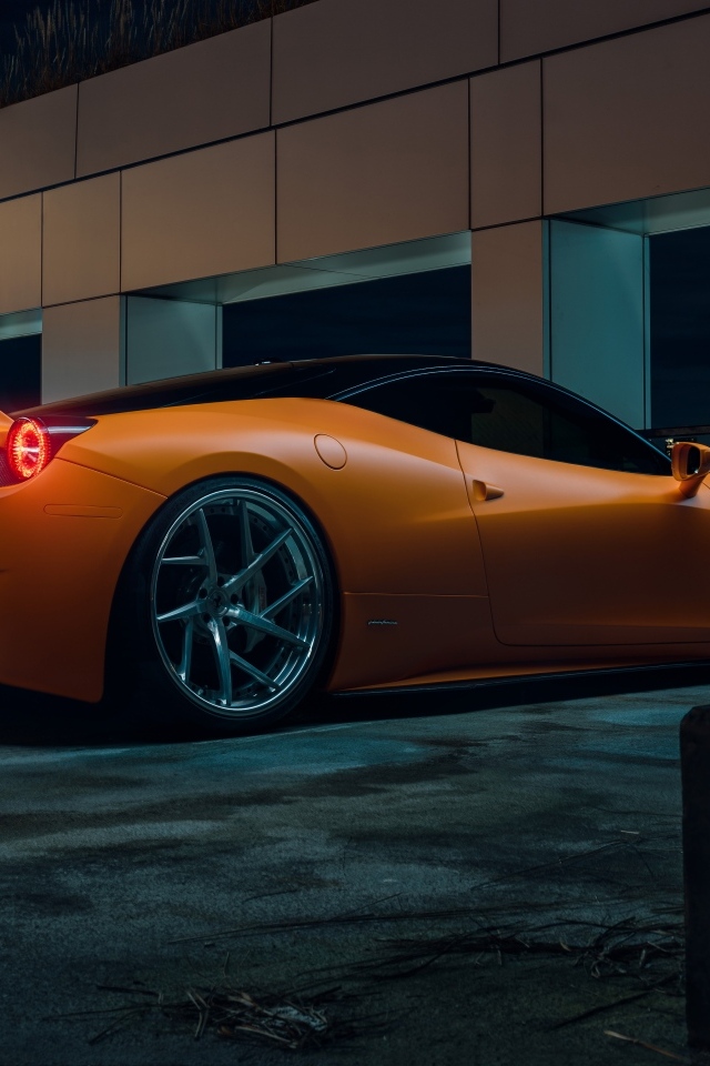 Автомобиль Ferrari 458  вид сзади