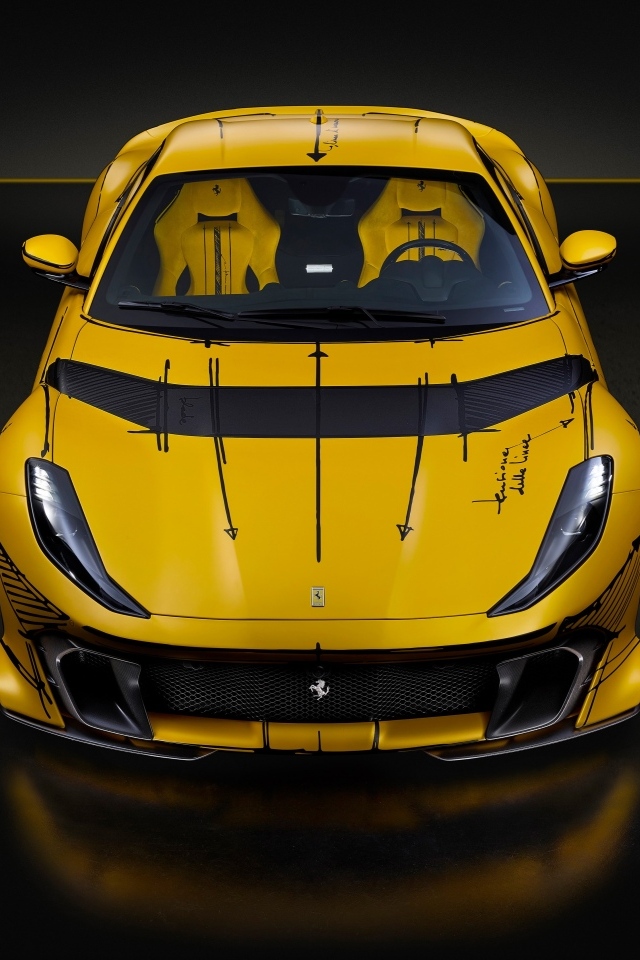 Автомобиль Ferrari 812  года на черном фоне