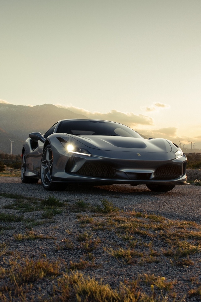 Автомобиль Ferrari F8 Tributo в лучах солнца