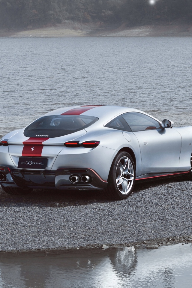 Автомобиль Ferrari Roma 30th Anniversary 2023 у воды