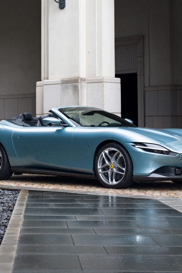 Автомобиль  Ferrari Roma Spider 2023  года у здания