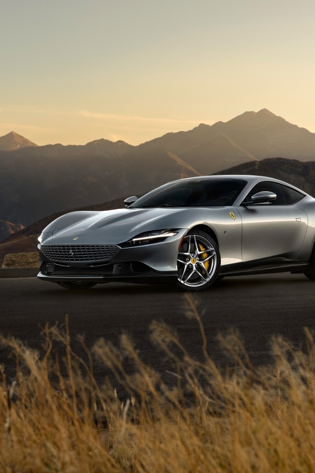 Автомобиль Ferrari Roma на фоне гор