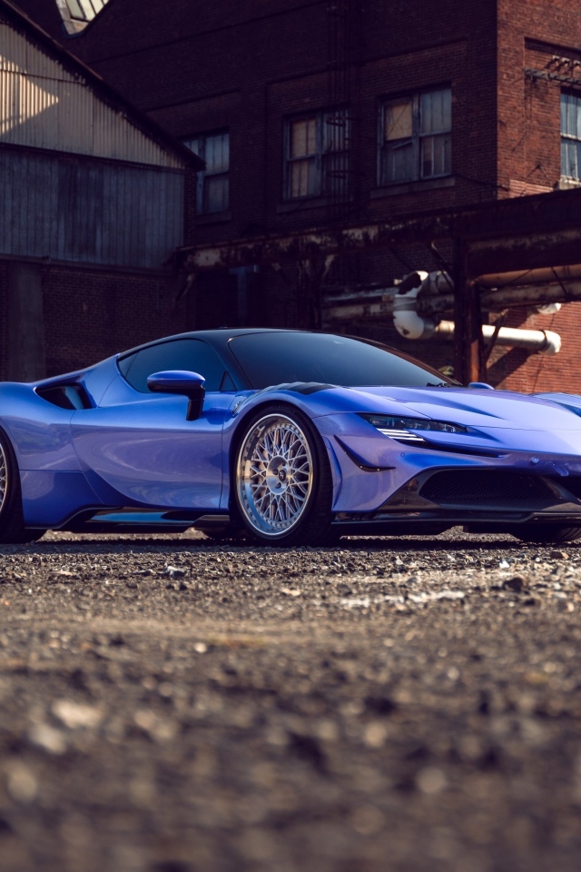 Автомобиль Ferrari SF90 Spider на фоне здания