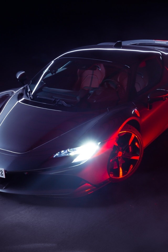 Автомобиль Ferrari SF90 Stradale с включенными фарами