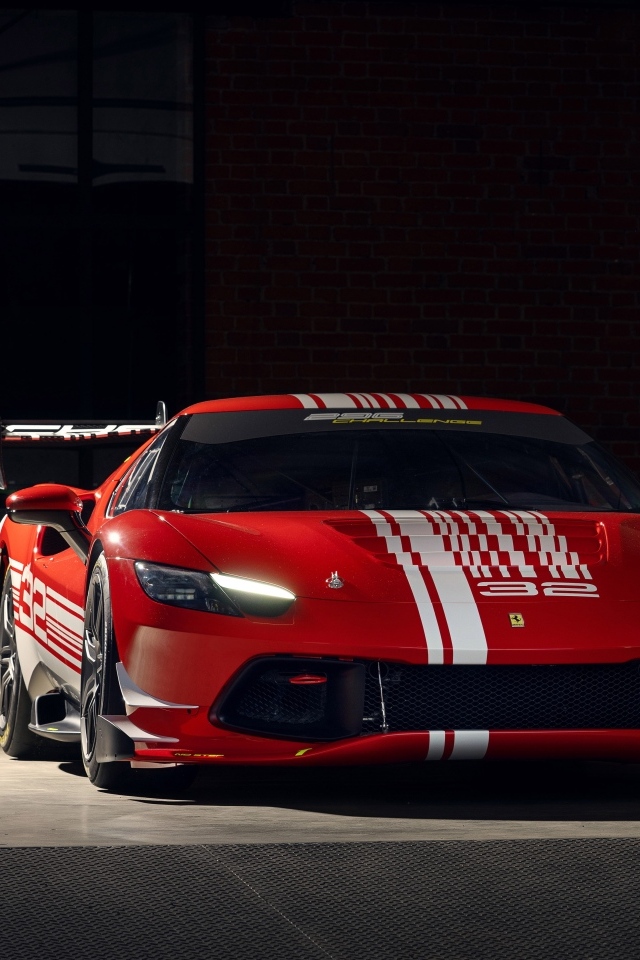 Вид спереди на автомобиль Ferrari 296 Challenge