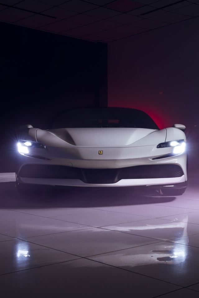 Вид спереди на автомобиль  Ferrari SF90 Stradale