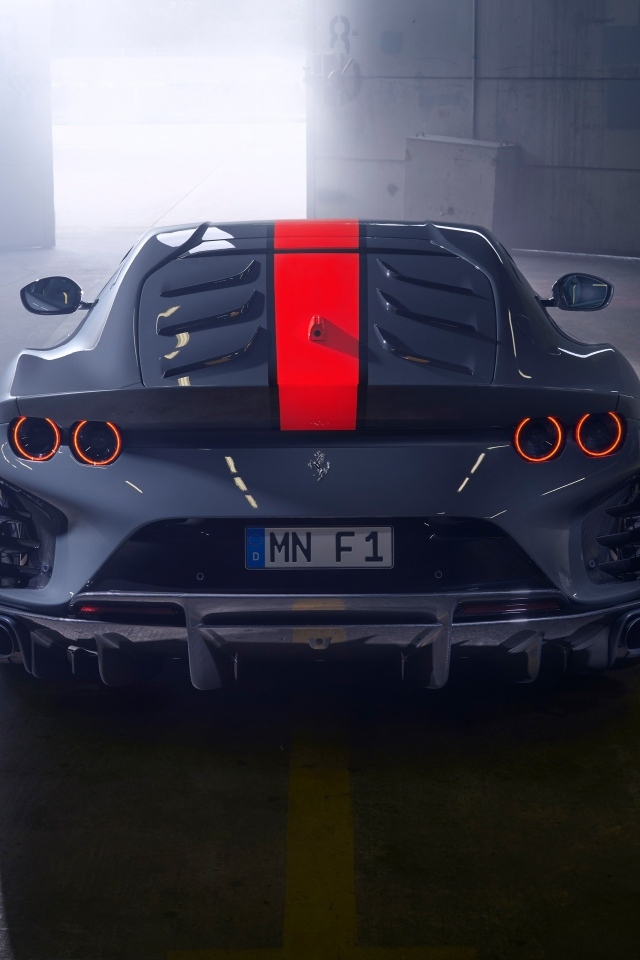 Серый спортивный автомобиль Ferrari 812 вид сзади