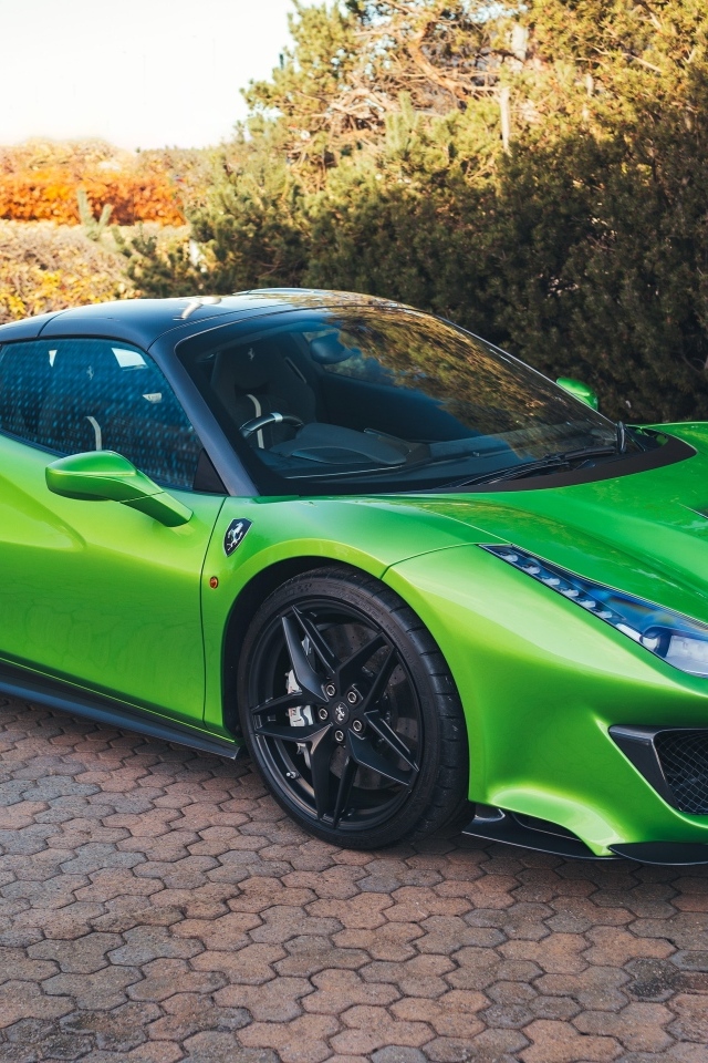 Зеленый автомобиль Ferrari 488 Pista Spider
