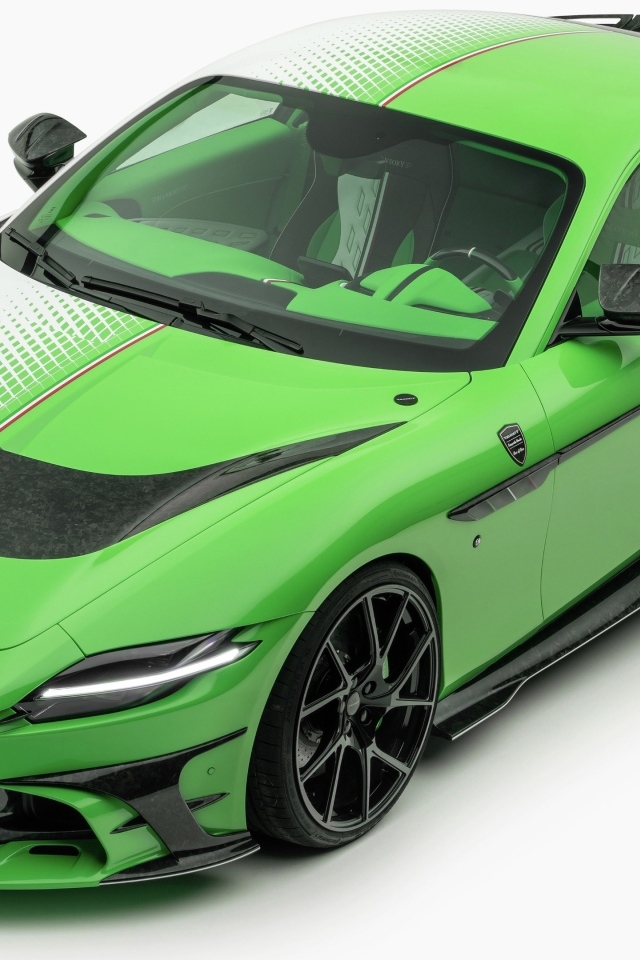 Автомобиль Mansory Tempesta Verde Ferrari Roma на белом фоне