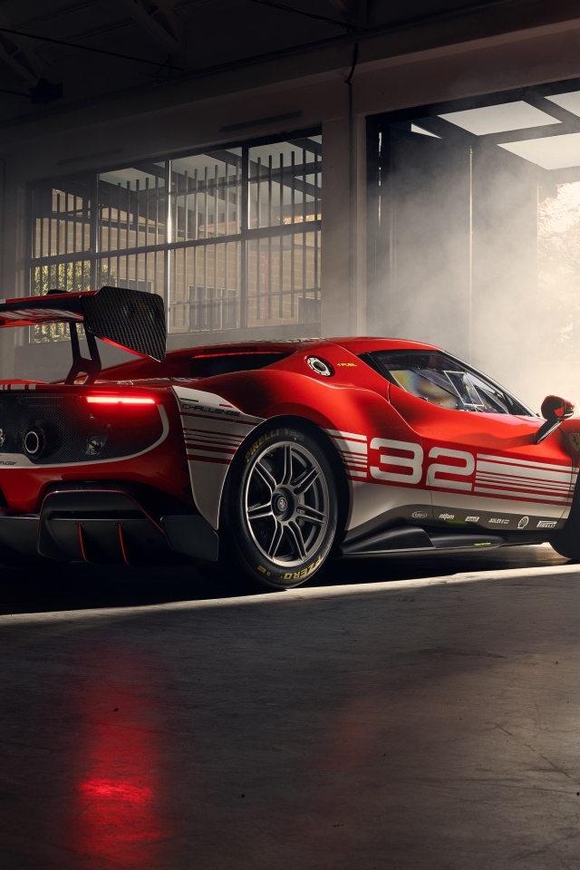 Вид сзади на автомобиль Ferrari 296 Challenge 2023 года