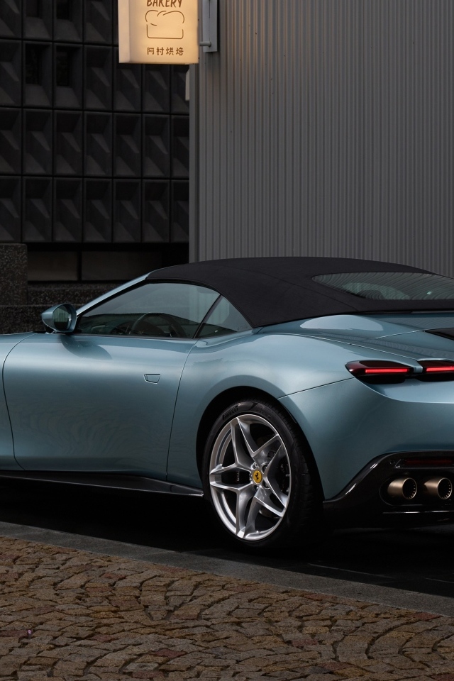 Вид сзади на автомобиль Ferrari Roma Spider 2023 года