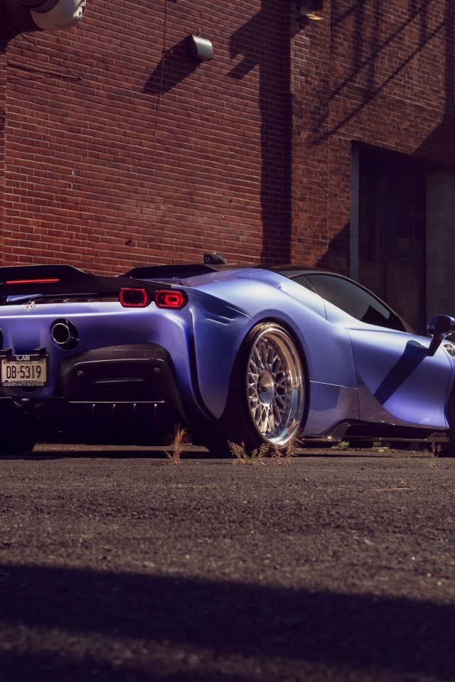 Вид сзади на автомобиль Ferrari SF90 Spider