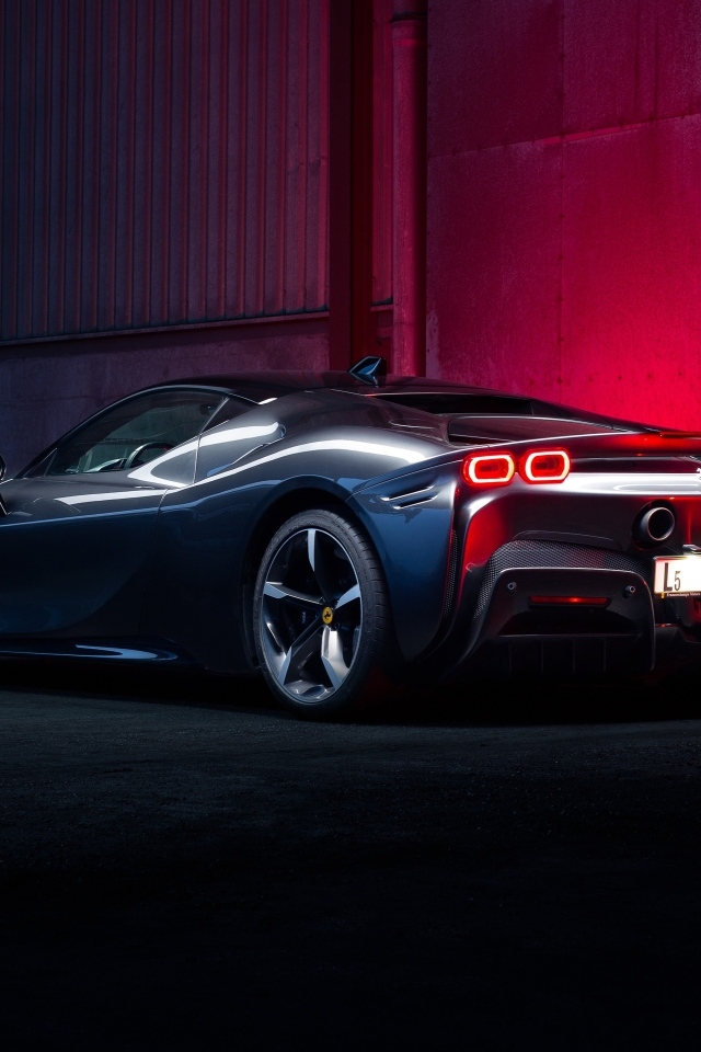 Вид сзади на автомобиль Ferrari SF90 Stradale