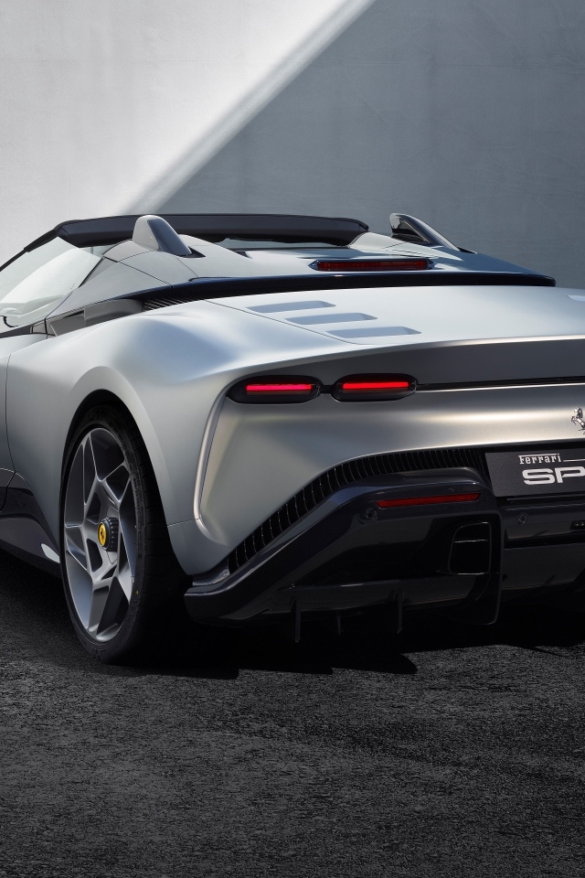 Вид сзади на автомобиль Ferrari SP-8