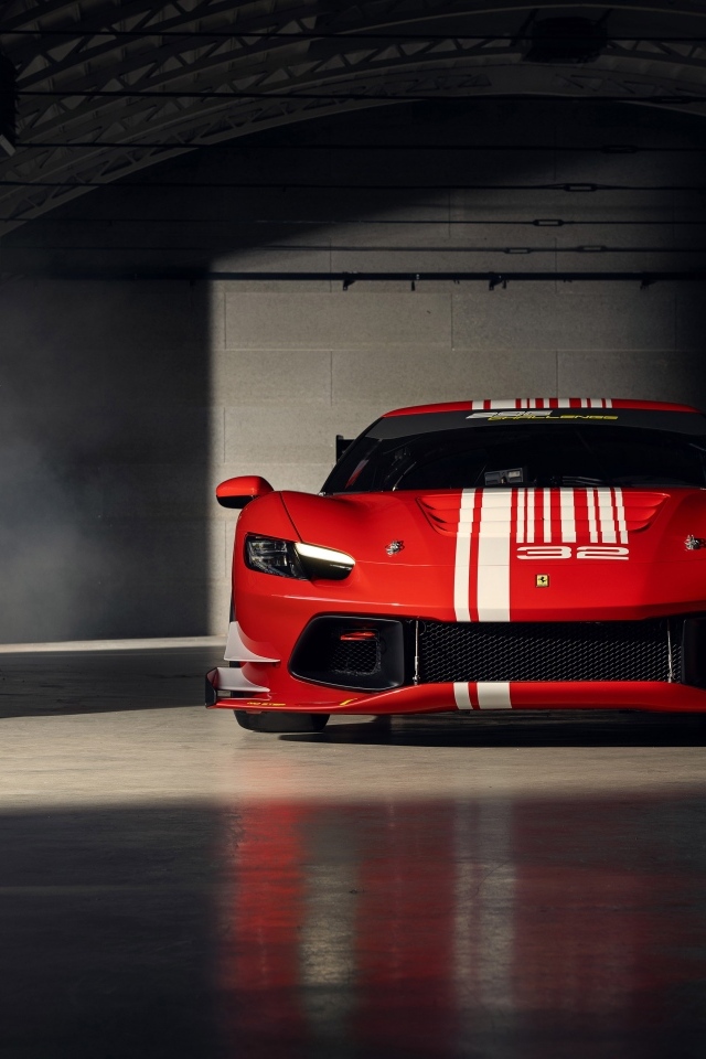 Красный гоночный автомобиль Ferrari 296 Challenge