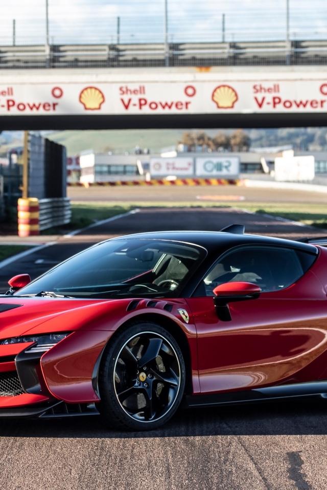 Красный автомобиль Ferrari SF90 XX Stradale на стадионе