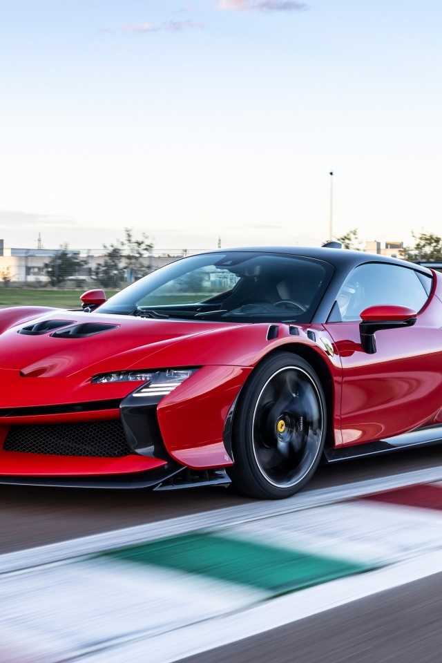Красный автомобиль Ferrari SF90 XX Stradale на трассе
