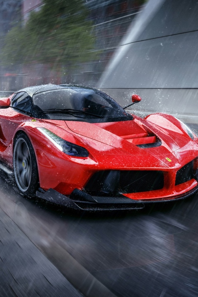 Красный LaFerrari под дождем