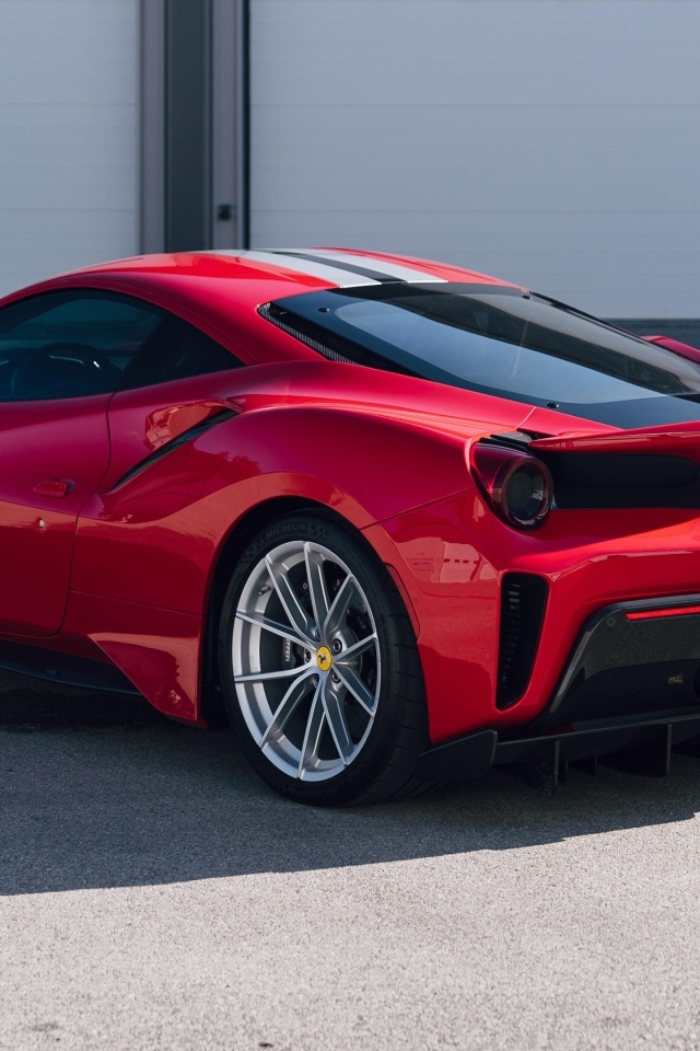 Красный автомобиль Ferrari 488 Pista вид сзади