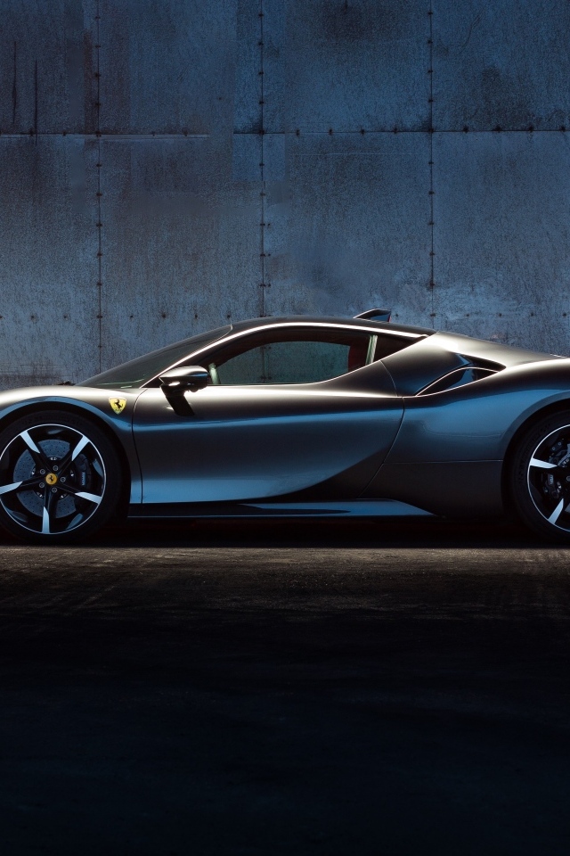 Вид сбоку на автомобиль Ferrari SF90 Stradale