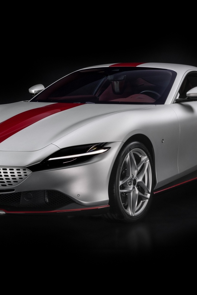 Серебристый Ferrari Roma 30th Anniversary 2023 года на черном фоне