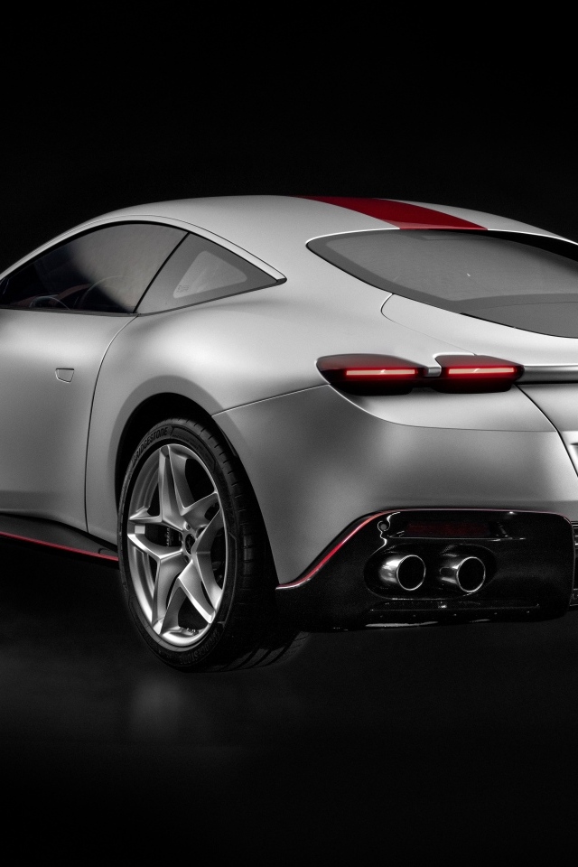 Серебристый Ferrari Roma 30th Anniversary 2023 вид сзади