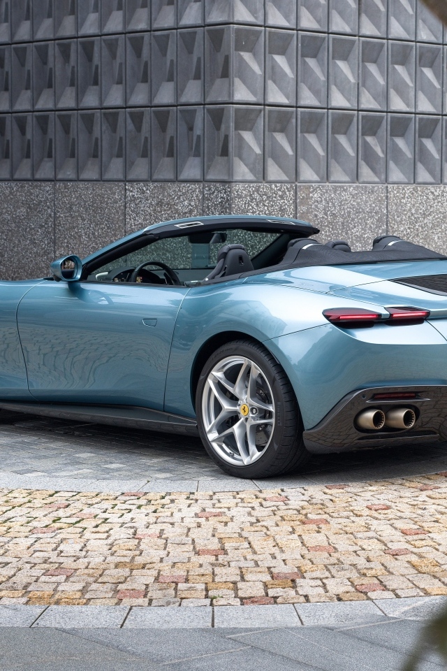 Серебристый автомобиль Ferrari Roma Spider 2023  года