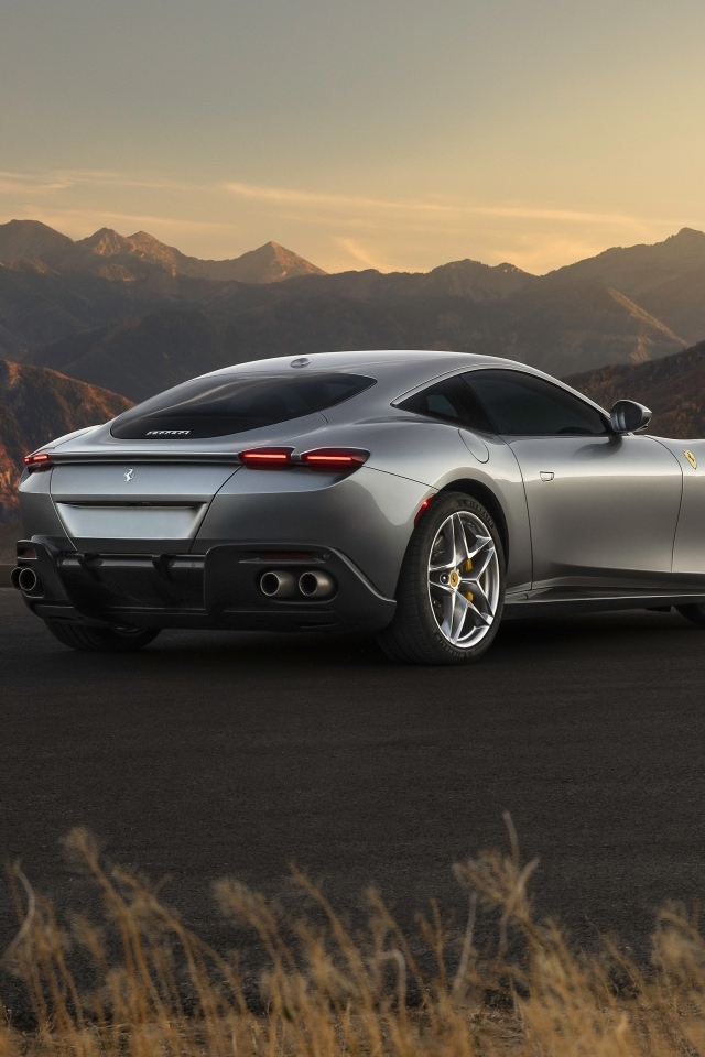 Серебристый автомобиль Ferrari Roma вид сзади