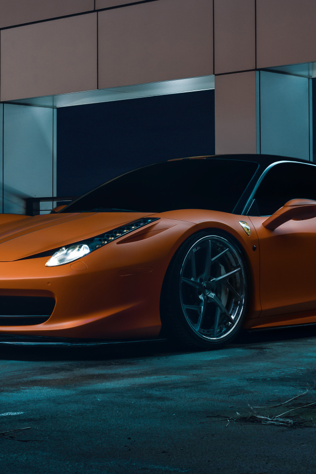 Спорткар Ferrari 458  на  парковке