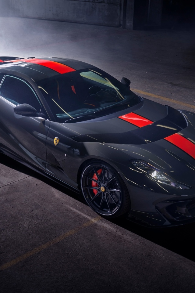 Вид сверху на автомобиль Ferrari 812 на стоянке