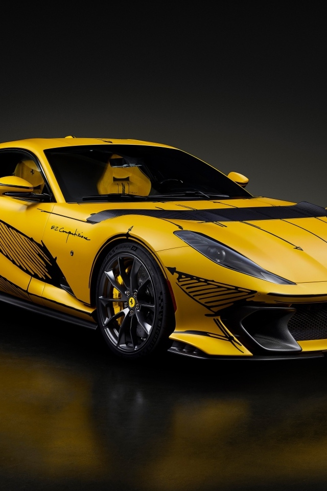 Желтый спортивный автомобиль Ferrari 812