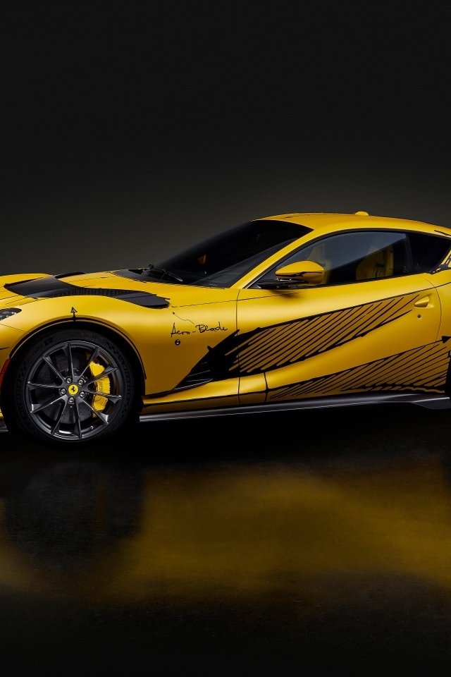 Желтый спортивный автомобиль Ferrari 812 вид сбоку