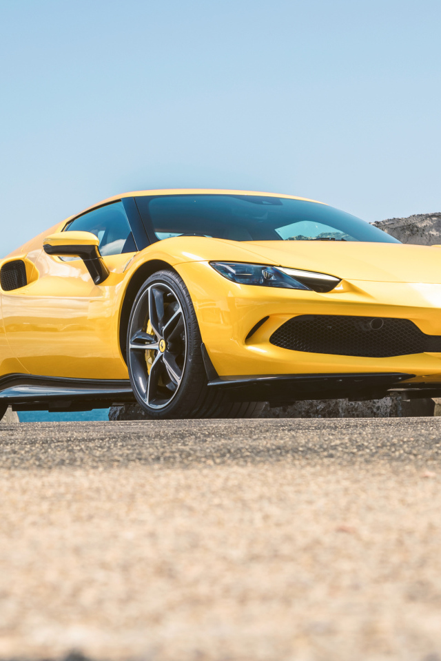 Желтый автомобиль Ferrari 296 GTB