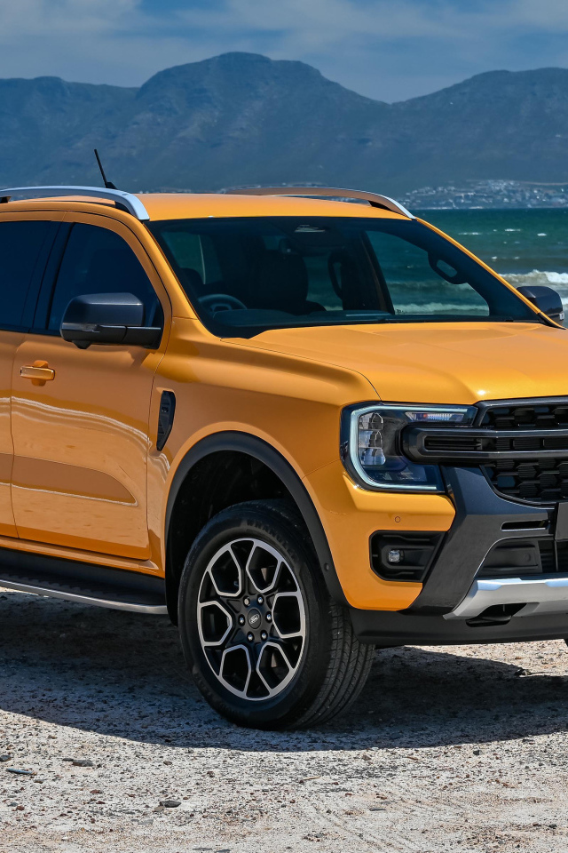 Большой пикап Ford Ranger Wildtrak 2022 года у моря